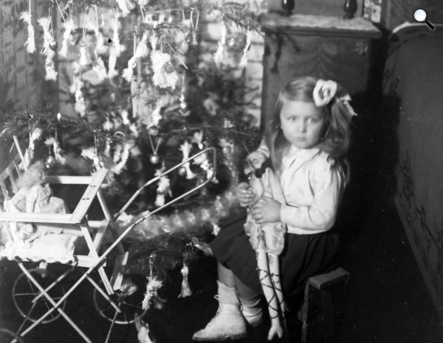 Karácsony ünneplése karácsonyfával és szaloncukorral, 1909 (Fotó: Fortepan)