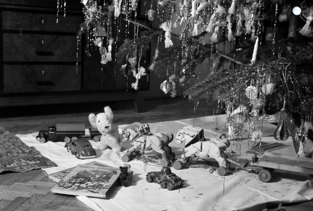 Karácsony ünneplése karácsonyfával és szaloncukorral, 1940 (Fotó: Fortepan)