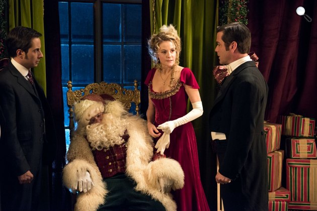 Murdoch nyomozó rejtélyei - Egy nagyon Murdoch karácsony - Jonny Harris, Alister McGowan, Yannick Bisson és Helene Joy (Fotó: Epic Drama)