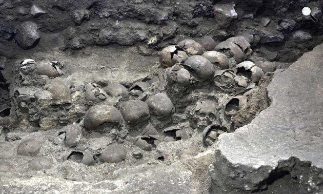 Az emberi koponyákból emelt torony egy része Templo Mayor régészeti lelőhelyen, Mexikóváros (Fotó: BBC/Facebook)