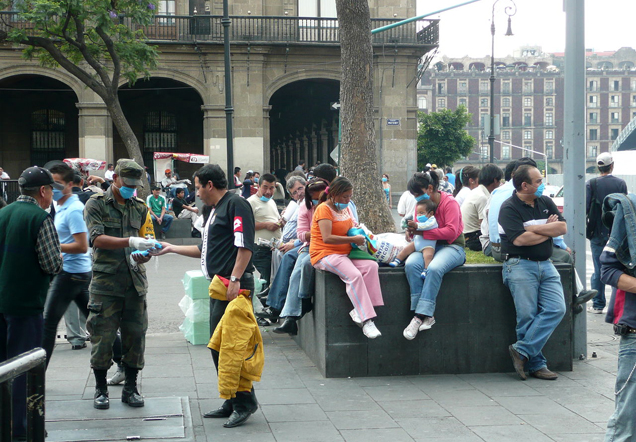 Pandémia H1N1-influenza - Mexikói katonák védőálarcokat osztanak ki az állampolgároknak, 2009 (Fotó: Wikimédia)