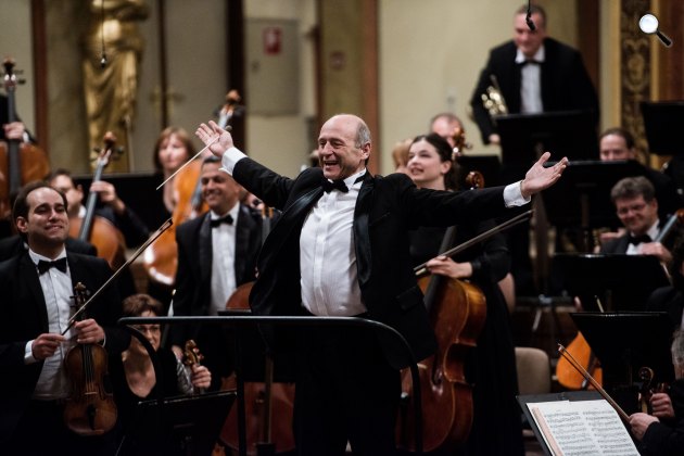 Fischer Iván Kossuth-díjas karmester, a Budapesti Fesztiválzenekar alapító zeneigazgatója a zenekarral (Fotó: Kurcsák István/BFZ)