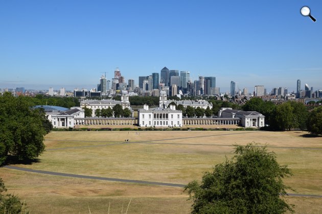 A királyi park kiszáradt füves tere háttérben a Nemzeti Tengerészeti Múzeum nyáron, Greenwich, Nagy-Britannia (Fotó: Pixabay)