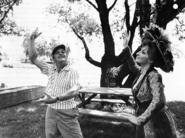 Hello, Dolly! - Gene Kelly rendező és Barbra Streisand színésznő a forgatáson, 1969 (Fotó: listal.com)