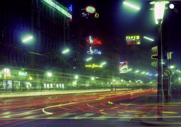 A kivilágított Erzsébet (Lenin) körút, a Dohány utca sarkáról a Rákóczi út felé nézve, Budapest, 1968 (Fotó: Fortepan)