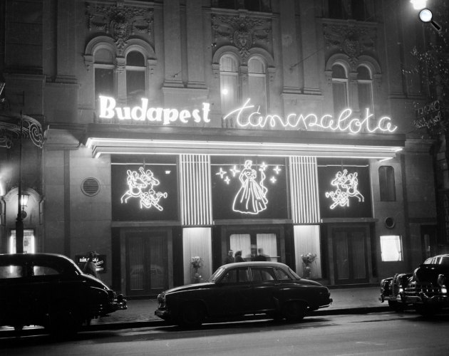 A megvilágított Táncpalota (Moulin Rouge), 1958 (Fotó: Fortepan/Bauer Sándor)