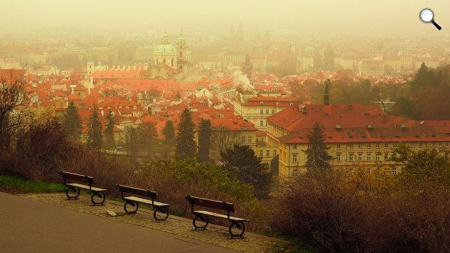 Szmog és légszennyezettség Prága óvárosa felett, Csehszlovákia (Fotó: Pixabay)