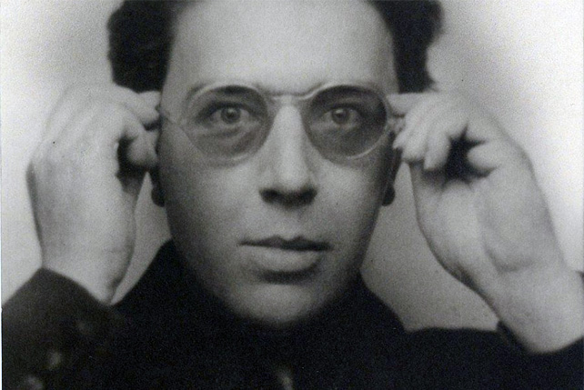 André Breton (1896-1966) francia költő, a szürrealista mozgalom egyik alapítója, 1924-1929 körül (Fotó: Wikimedia)