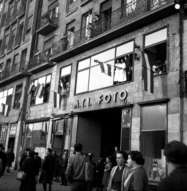 Az 1956-os forradalom idején az MTI Fotó Tanács körút 21. alatti épülete, 1956. október (Fotó: MTI/Horling Róbert/hirado.hu)