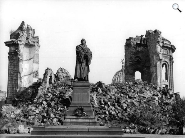Luther Márton emlékműve a Frauenkirche romjai előtt, 1958 (Fotó: Bundesarchiv Bild)