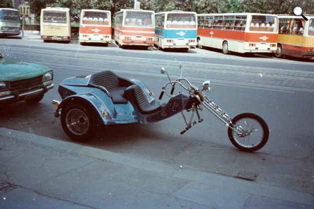 Ikarus 256 buszok parkolnak és egy chopper, trike, közlekedik a városban, 1985 (Fotó: Fortepan/Chuckyeager tumblr)