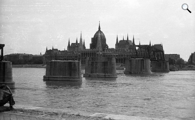 A Kossuth híd pillérei a bontás után a Bem rakpartról nézve, háttérben a Parlament. Budapest, 1960 (Fotó: Fortepan/Nagy Gyula)