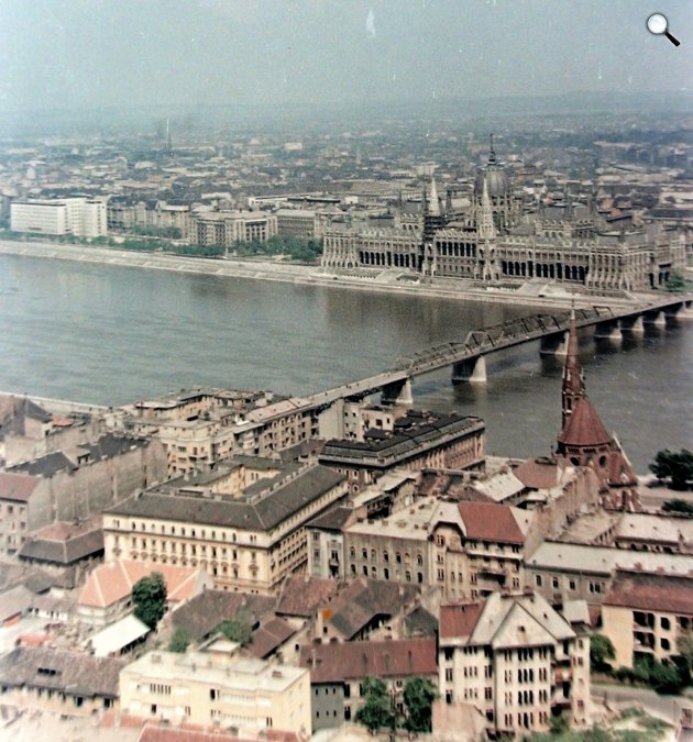 Kilátás a Mátyás-templom tornyából a Kossuth híd és a Parlament felé, Budapest, 1957 (Fotó: Fortepan)