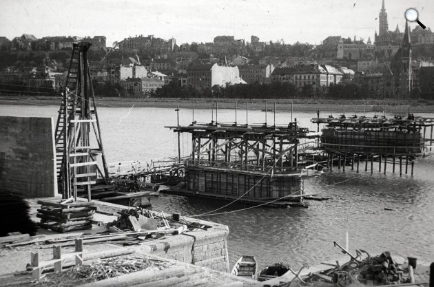 Az épülő Kossuth híd a Dunán, Budapest, 1945 (Fotó: Fortepan)