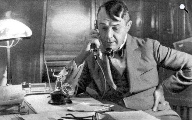 Kosztolányi Dezső (1885-1936) íróasztalánál telefonál, 1935 (Fotó: PIM/europeana.eu)