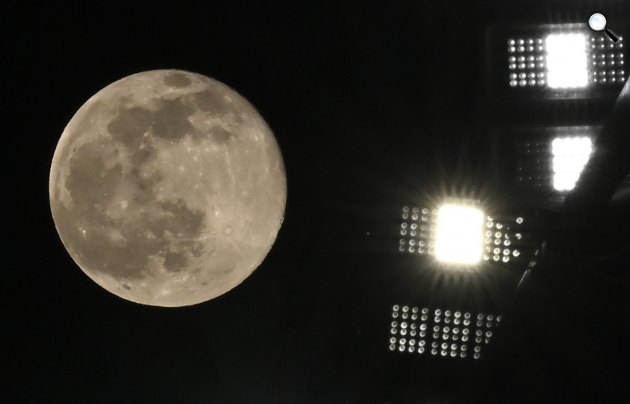 Szuperhold égi jelenség az Új Hidegkuti Nándor Stadionból fotózva, 2021. február 27. (Fotó: MTI/Kovács Tamás)