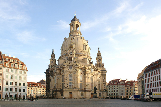 Luther Márton emlékszobra és a barokk stílusú Frauenkirche - Miasszonyunk templom - Drezda (Fotó: Pixabay)