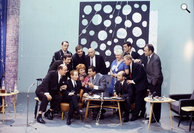 MTV stúdiófelvétel - elől ülnek Kazal László, Kabos László, Lórán Lenke, Horváth Tivadar, Brachfeld Siegfried. Pathó István mögött Kibédy Ervin áll, mellette Markos György, Alfonzó (Markos József), Csala Zsuzsa, Csákányi László, Koós János és Hofi Géza, 1971 (Fotó: Fortepan/Szalay László)