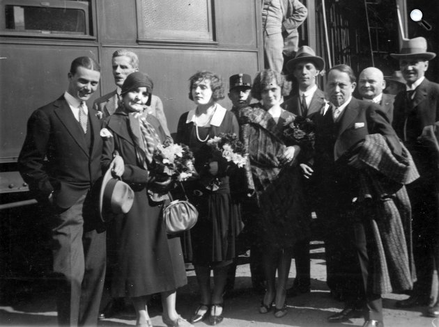 Délmagyarországi Rádió Klub Rádiómatiné - Balra Weygand Tibor, mellette Berky Lili, mögötte Scherz Ede, középen Horváth Éva és Könyves Tóth Erzsi, jobbra a szivarozó Gózon Gyula, 1928 (Fotó: Fortepan/Weygand Tibor)