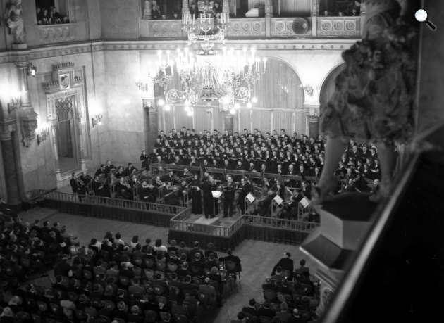 Vigadó, a Székesfővárosi Zenekar és a Budapesti Kórus hangversenye - Pesti Vigadó épülete, Budapest, 1943 (Fotó: Forepan/Lissák Tivadar)