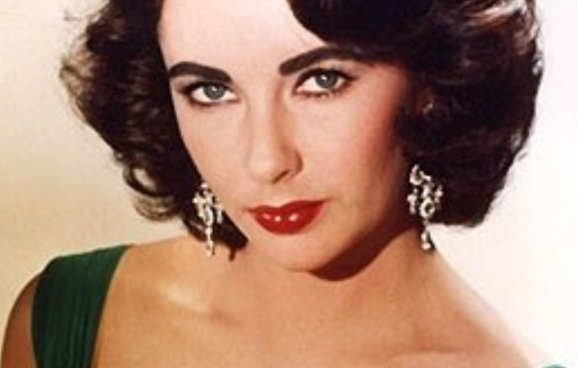 Elizabeth Taylor (1932-2011) kétszeres Oscar-díjas színésznő megérkezése Izraelbe, 1950 (Fotó: Wikimedia/thecelebritydresses.com)