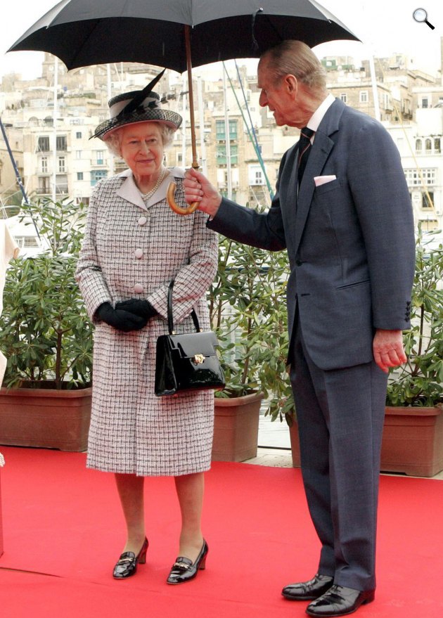 II. Erzsébet királynő és Fülöp herceg egy kedves fotón (Fotó: Pinterest)  