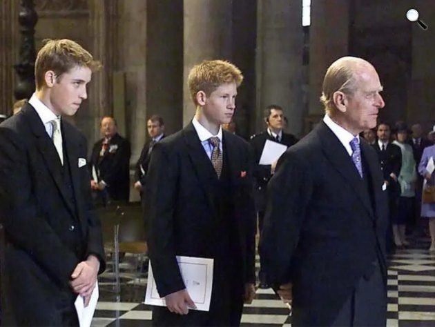 Fülöp herceg unokáival, William herceggel és Harry herceggel (Fotó: Facebook/The Royal Family)