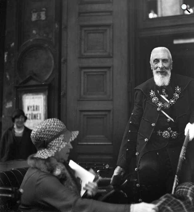 Gróf Apponyi Albert a Magyar Állami Operaház Hajós utcai oldalbejáratánál, 1930 (Fotó: Fortepan)