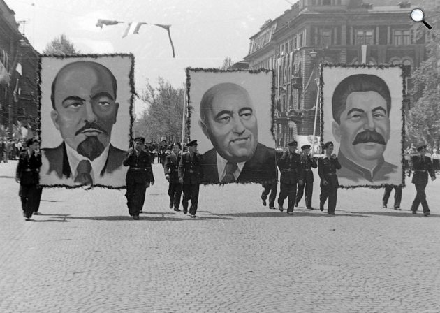 Személyi kultusz az 1950-es években - Felvonulás Budapesten Lenin, Rákosi Mátyás és Sztálin plakáttal, 1950 (Fotó: Fortepan/Magyar Rendőr)