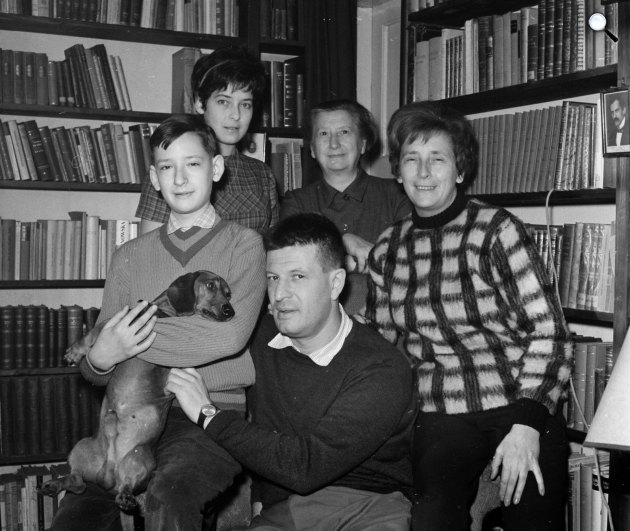 Karinthy Ferenc író családi körben. Balra fia, Karinthy Márton, jobbra felesége, Boros Ágnes, 1963 (Fotó: Fortepan/Hunyady János)