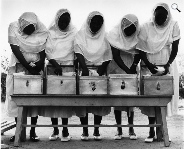 Paul Almásy: Szülésznők készítik táskájukat, Szudán, 1963 (Fotó: Paul Almásy/Magyar Fotográfiai Múzeum)