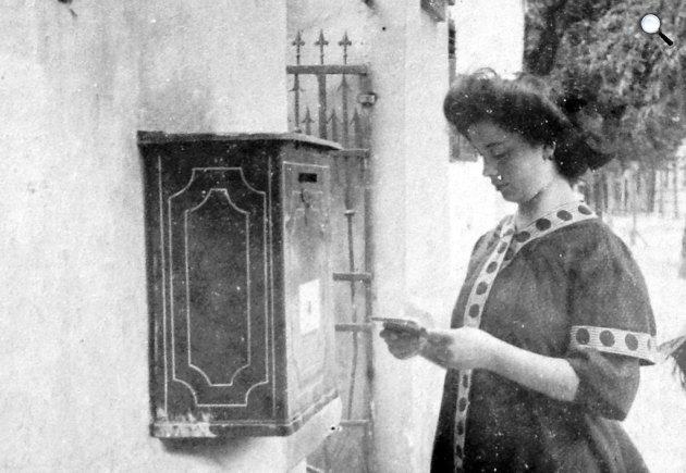 Levél feladása egy postaládában, 1907 (Fotó: Fortepan)