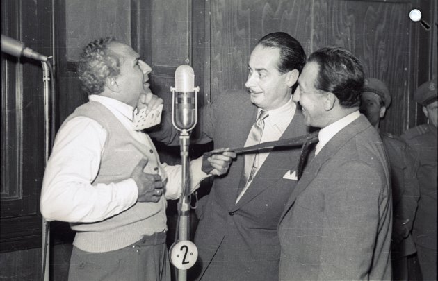 Alfonzó (Markos József) színész, Rodolfo (Gács Rezső) bűvész és Pataki Ferenc fejszámoló művész a színpadon, 1956 (Fotó: Fortepan/Bauer Sándor)