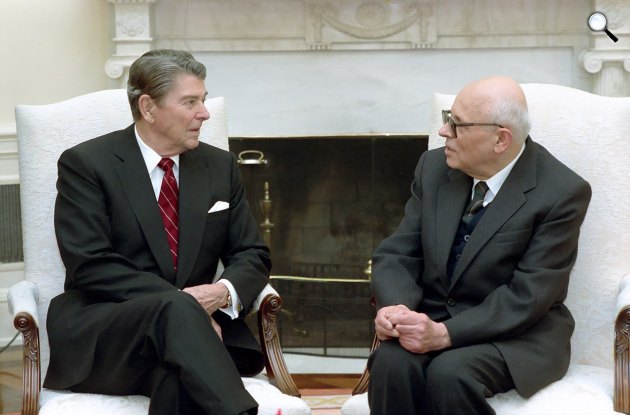 Andrej Dmitrijevics Szaharov Nobel-békedíjas atomfizikus és Ronald Reagan amerikai elnökkel, 1988 (Fotó: Wikimédia)