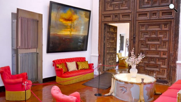 Salvador Dalí és Gala Dalí kastélyának nappalijában a radiátort szinte elrejti egy radiátor mása (Fotó: solotravelerworld.com)