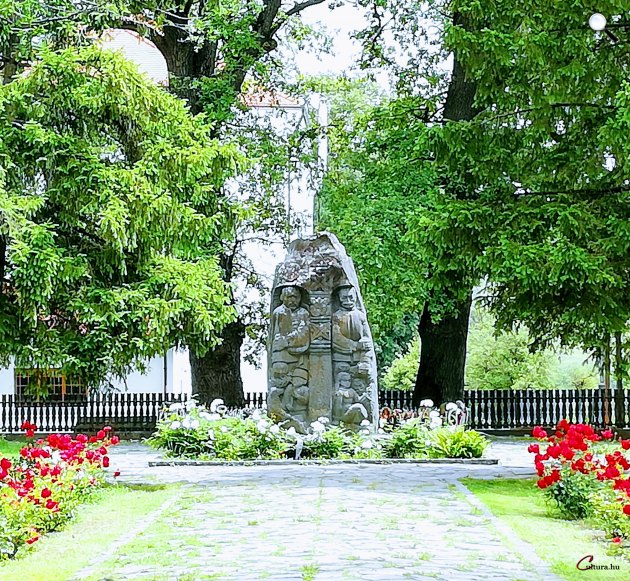 Szervátiusz Tibor: Tamási Áron (1897-1966) író síremléke, Farkaslaka (1971-72) (Fotó: Kibelbeck Mara/Cultura.hu)