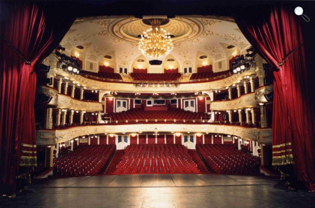Vígszínház színpada és nézőtere, vörös függöny, Budapest (MTI Fotó)