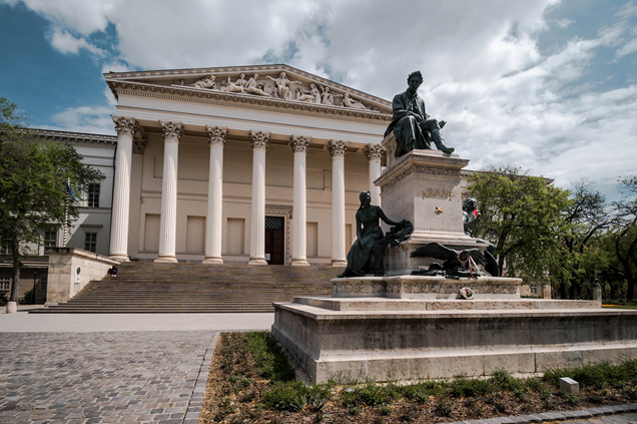 Magyar Nemzeti Múzeum (MNM) épülete és kertje az Arany János-szoborral, Budapest (Fotó: Incze László)