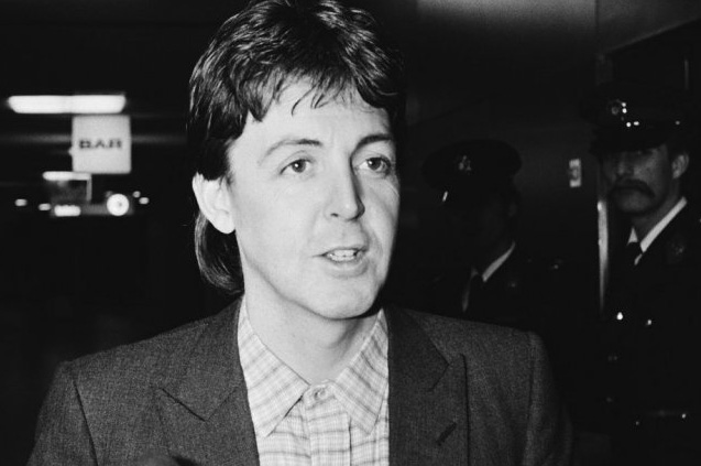 Paul McCartney, a Beatles egykori tagja az amszterdami Schiphol repülőtéren, 1980 (Fotó: Wikimedia/Den Haag, Rijksfotoarchief, ANEFO)