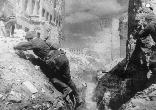A Vörös Hadsereg katonái házról házra védekeztek és harcoltak Sztálingrádban, 1942 (Fotó: Berlini Német Történeti Múzeum)