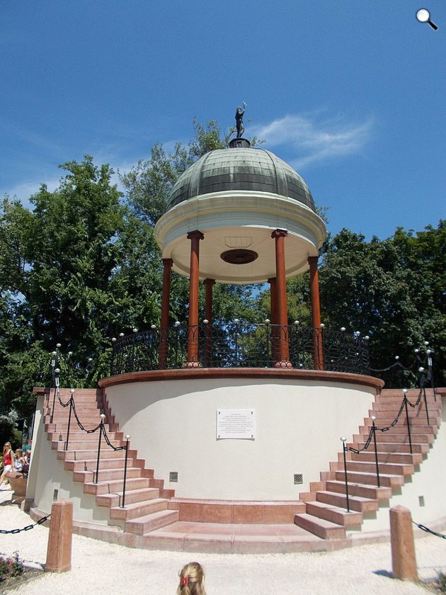 A Zenélő kút, Margit-szigeten, 2015 (Fotó: Wikimédia)