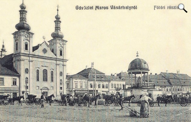 Marosvásárhelyi katolikus jezsuita templom, fiákerek és a Bodor zenélő kút egy képeslapon, 1906 (Fotó: Erdélyi képeslapok a múltból/Pethő Csongor gyűjteménye)