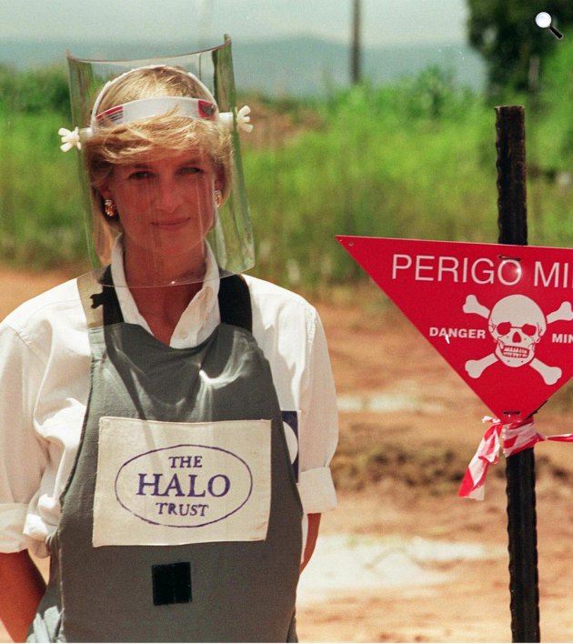 Diana hercegnő a taposóaknák ellen kampányolt, 1997 (Fotó: listal.com)