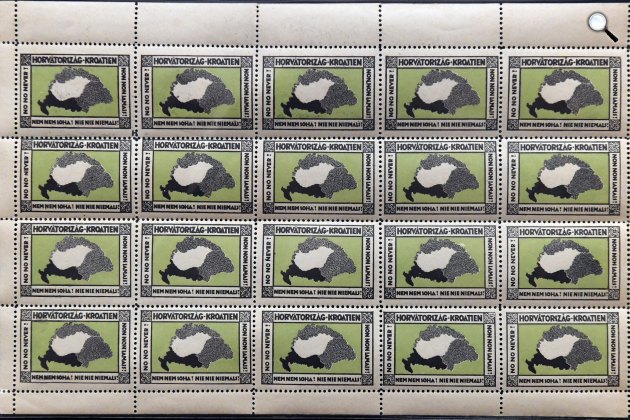 Bélyegblokk a Darabokra szaggattatol. Trianon 100 - Összetartozás 1100 című kiállításon a budapesti Bélyegmúzeumban, 2021 (Fotó: MTI/Máthé Zoltán)