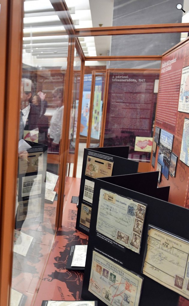 A Darabokra szaggattatol. Trianon 100 - Összetartozás 1100 című kiállításon a budapesti Bélyegmúzeumban, 2021 (Fotó: MTI/Máthé Zoltán)