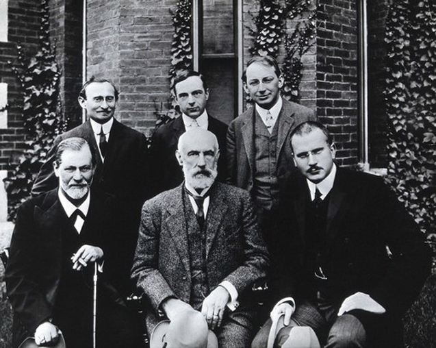 Sigmund Freud, Stanley Hall, Carl Gustav Jung, Abraham Arden Brill, Ernest Jones és Ferenczi Sándor a Clark Egyetem előtt, 1909 (Fotó: Wikimédia)