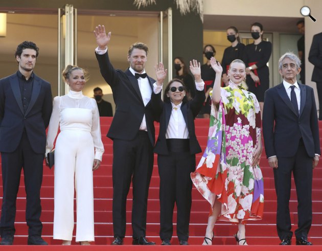 A feleségem története bemutatója a cannes-i filmfesztiválon -  Louis Garrel, Mécs Mónika, Gijs Naber, Enyedi Ildikó, Luna Wedler és Sergio Rubini, 2021 (Fotó: Zimbio/Getty)