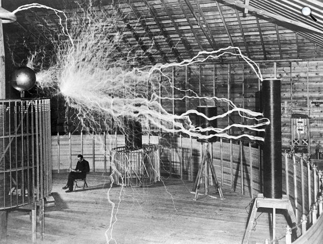 Nikola Tesla (1856-1943) fizikus, feltaláló, villamosmérnök, gépészmérnök, filozófus a találmányaival (Fotó: Wikimédia)