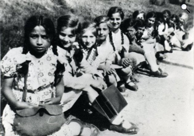 2. világháború - Porajmos - Sinti és roma gyerekek Auschwitzban, 1944 (Fotó: Bundesarchiv Bild/Twitter)