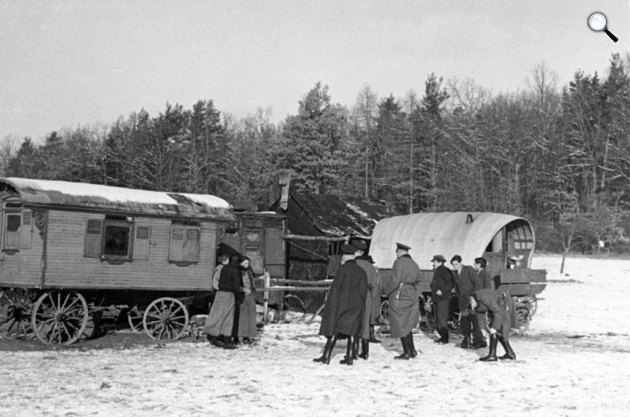 2. világháború - Porajmos - Sinti és roma lakókocsik lakóinak előállítása, rajtaütése, Renningen, 1937 (Fotó: Bundesarchiv Bild/Wikimédia)